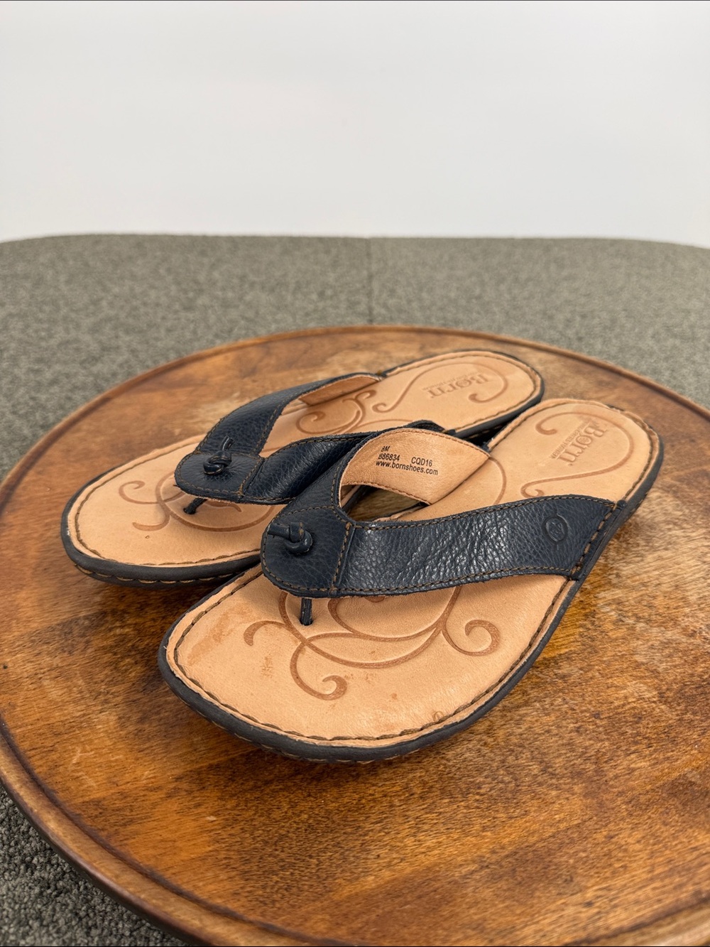 Born Sandals Wm 8M Blue Leather Thong Flip Flop Comfort Toe Post Summer Vacation